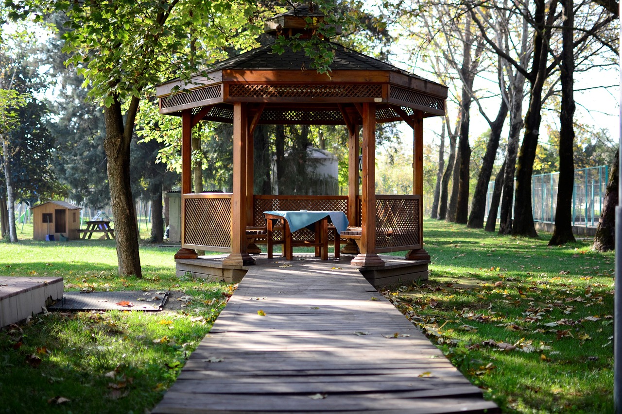 Bahçe Dekorasyonunda Gölgelik ve Pergola Uygulamaları