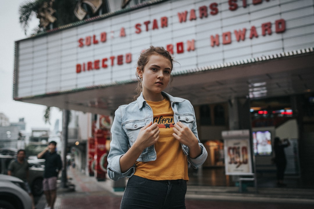 Retro Moda Severlere Özel: 70'ler ve 90'ların İlham Verdiği Kombinler
