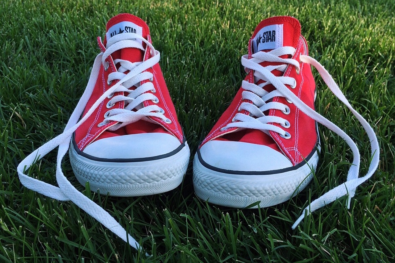 Şık Sneaker'larla Günlük Kıyafetlerinize Dinamik Bir Dokunuş