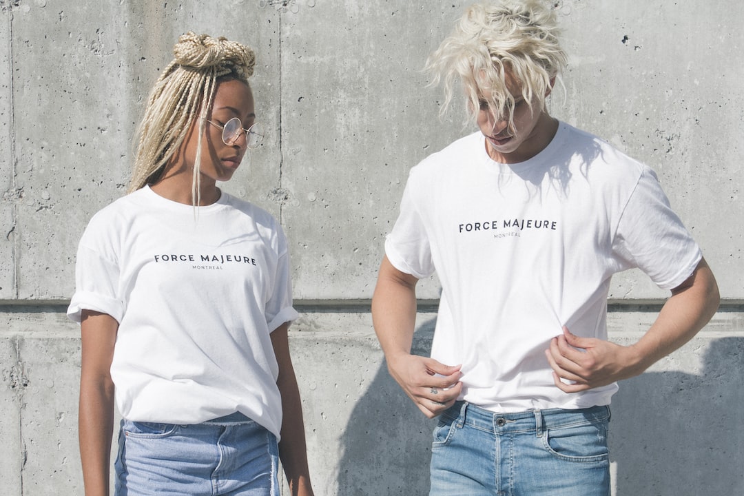Denim ve Beyaz Gömlek Kombinleri: Klasik ve Şık Günlük Stil
