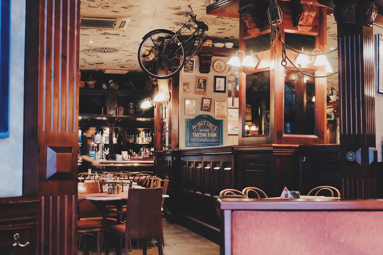 Paspas ve Kapı Örtüleri ile Kafe ve Restoran Dekorasyonu Karşılama ve Atmosfer Oluşturma 